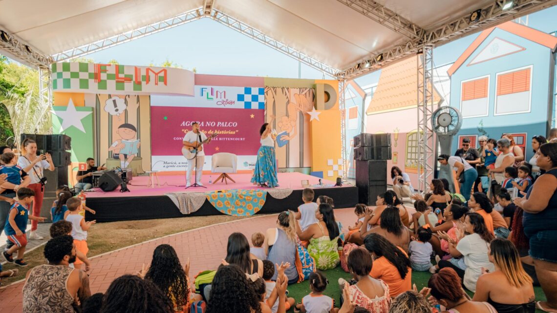 Contação de Histórias diverte criançada no palco da Flimzinha