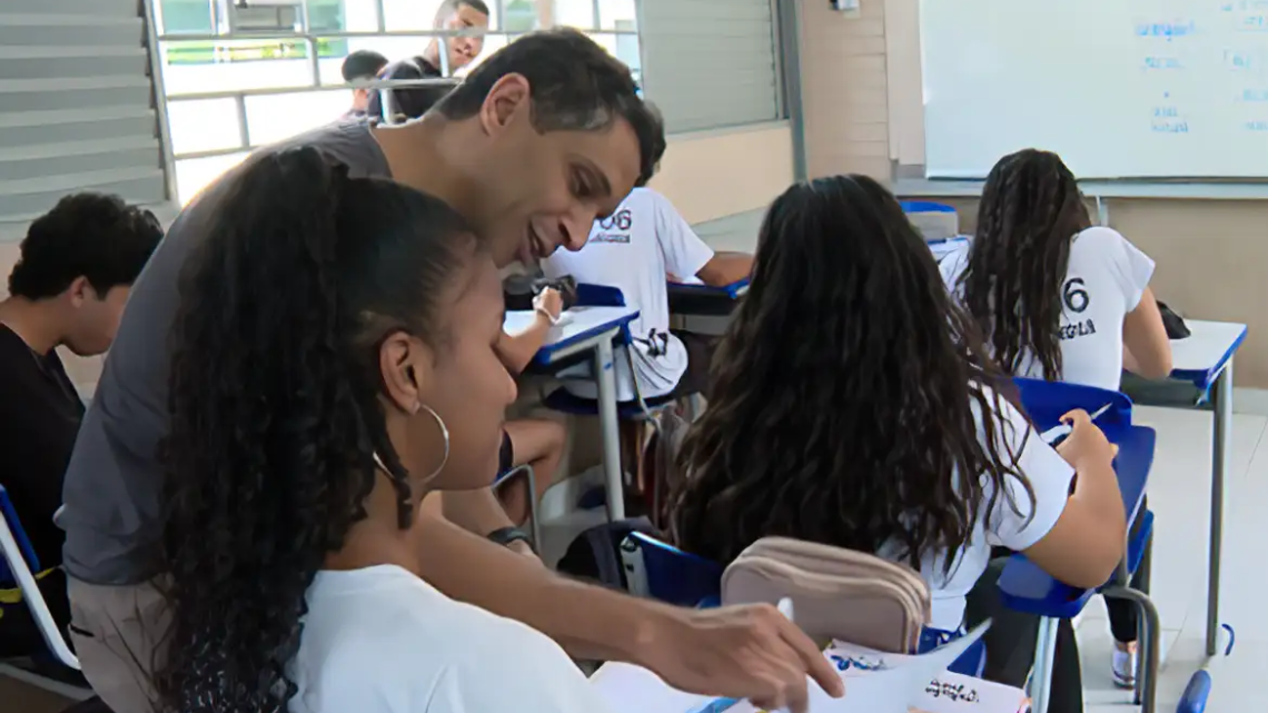 Câmara aprova projeto que restringe uso de celular em escolas Câmara aprova projeto que restringe uso de celular em escolas