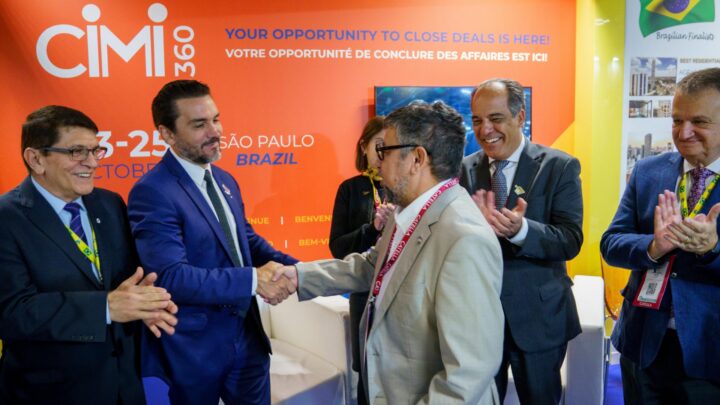 Ao lado de Quaquá, ministro do Turismo destaca potencial de Maricá em encontro mundial de investidores