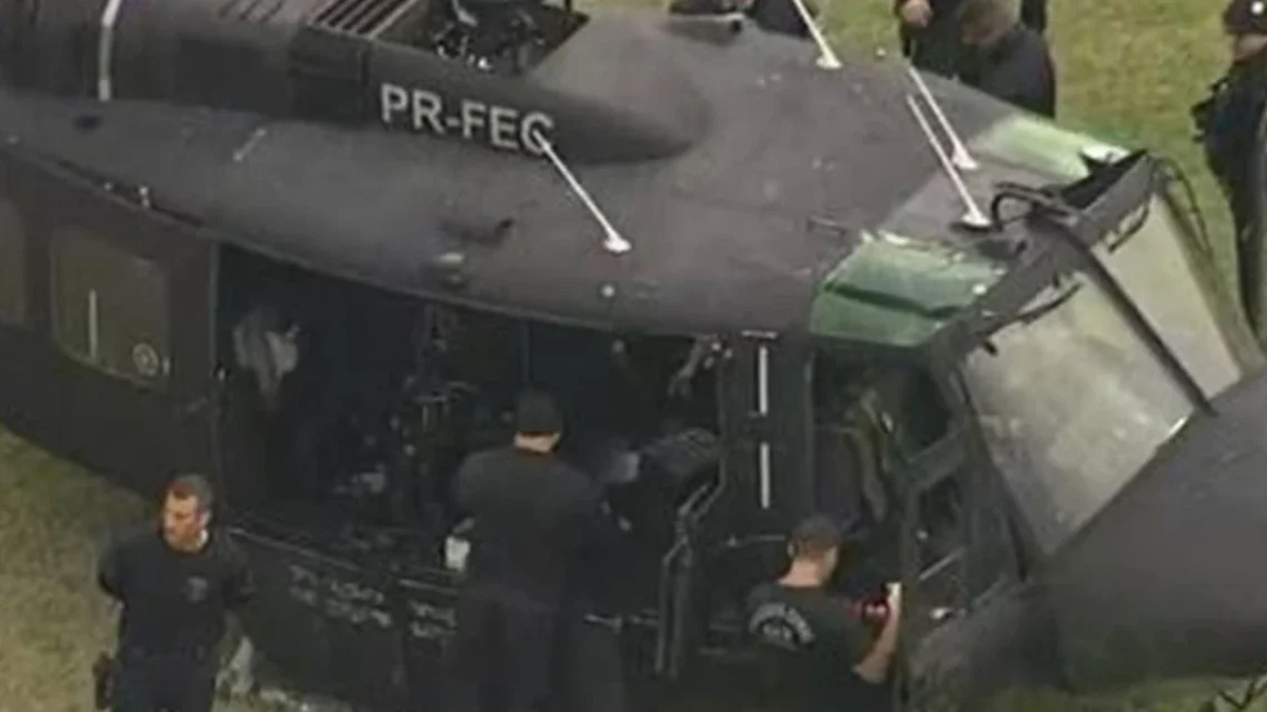 Piloto de helicóptero da Polícia Civil é baleado na cabeça ao voar sobre comunidade Piloto de helicóptero da Polícia Civil é baleado na cabeça ao voar sobre comunidade