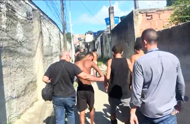 Maricá em Alerta: Falta de Segurança Coloca Moradores em Risco Após Violência Limitada a Agressões Brutais… Maricá em Alerta: Falta de Segurança Coloca Moradores em Risco Após Violência Limitada a Agressões Brutais…