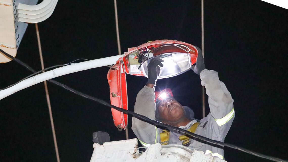 Prefeitura de Maricá promove manutenção de iluminação pública em Itaipuaçu Prefeitura de Maricá promove manutenção de iluminação pública em Itaipuaçu