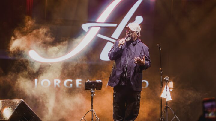 Jorge Aragão encanta público com seus sucessos nos 211 anos de Maricá
