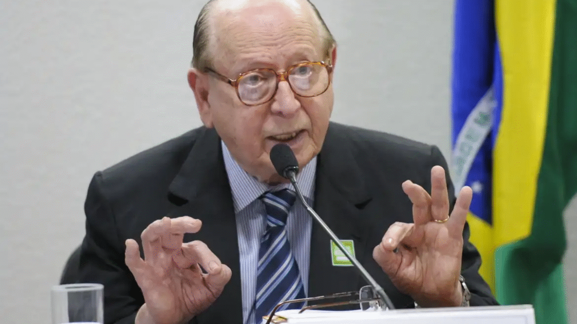 Morre no Rio, aos 97 anos, o escritor e gramático Evanildo Bechara Morre no Rio, aos 97 anos, o escritor e gramático Evanildo Bechara