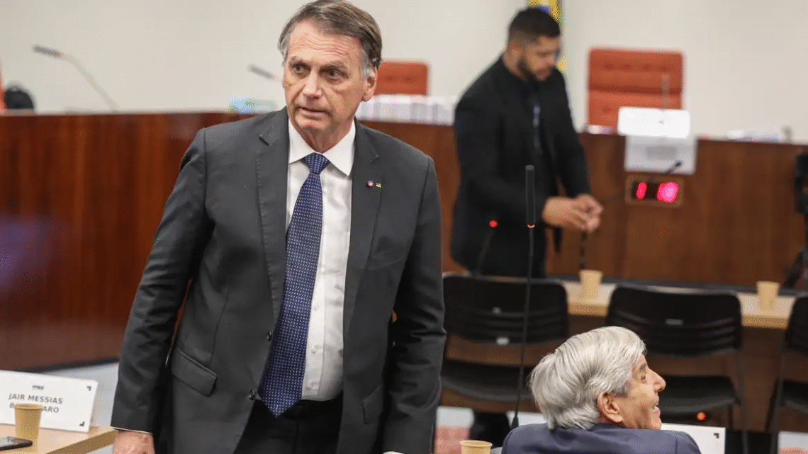 Bolsonaro nega plano de golpe, pede desculpa ao STF e critica urnas