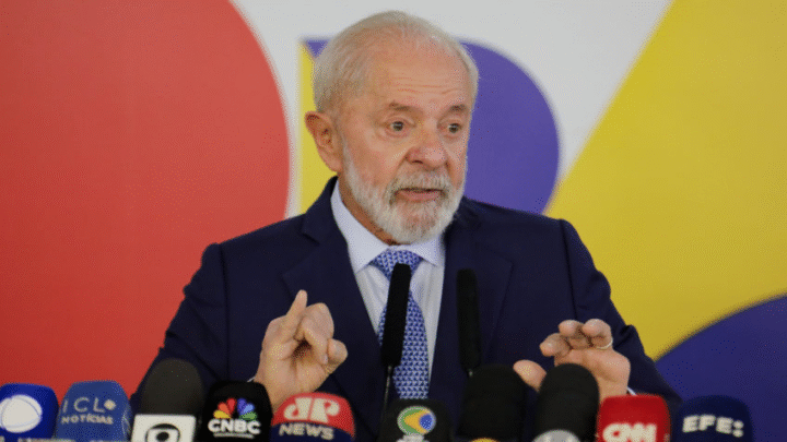 Lula fala a jornalistas no Palácio do Planalto