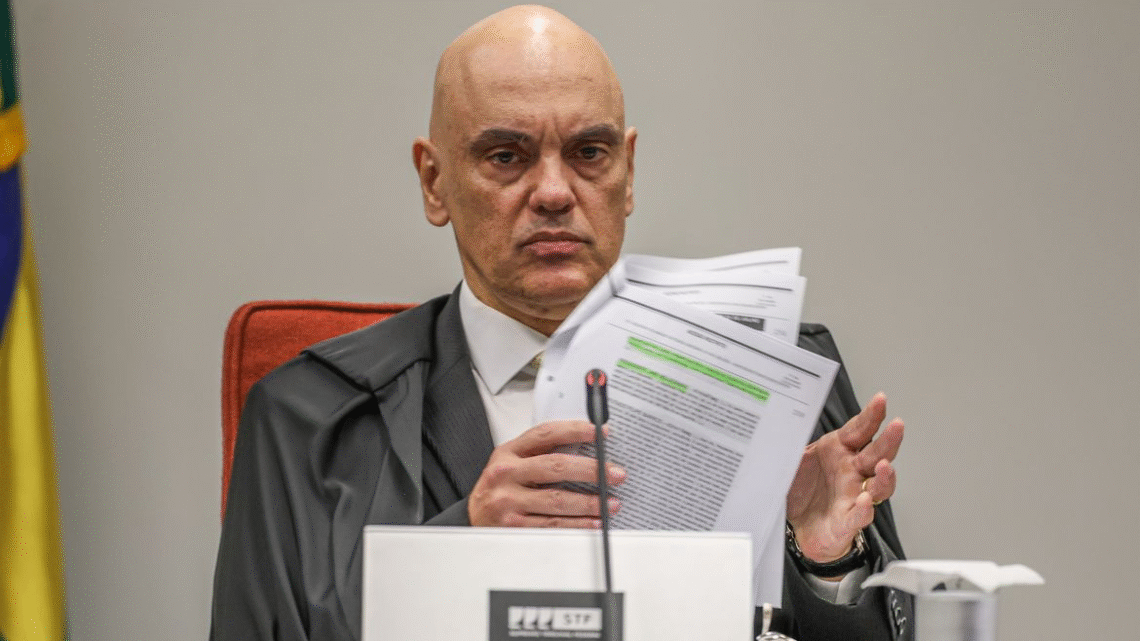 Eduardo aumenta ilícitos após tornozeleira em Bolsonaro, diz Moraes Eduardo aumenta ilícitos após tornozeleira em Bolsonaro, diz Moraes