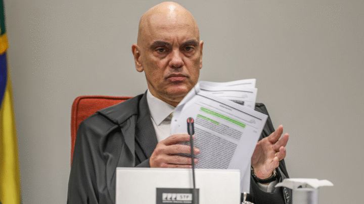 Eduardo aumenta ilícitos após tornozeleira em Bolsonaro, diz Moraes
