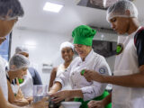 Restaurante Escola de Maricá aproveita tendência do “Morango do Amor” para potencializar ensino e desenvolvimento profissional