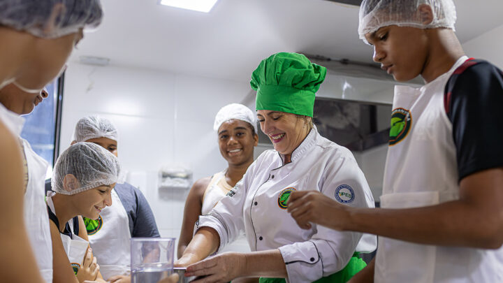 Restaurante Escola de Maricá aproveita tendência do “Morango do Amor” para potencializar ensino e desenvolvimento profissional