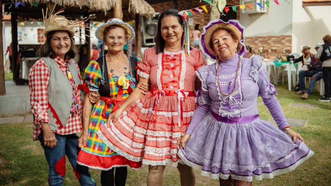 Arraiá da Melhor Idade anima idosos na Casa de Bambuí com quadrilha, música ao vivo e clima de roça Arraiá da Melhor Idade anima idosos na Casa de Bambuí com quadrilha, música ao vivo e clima de roça