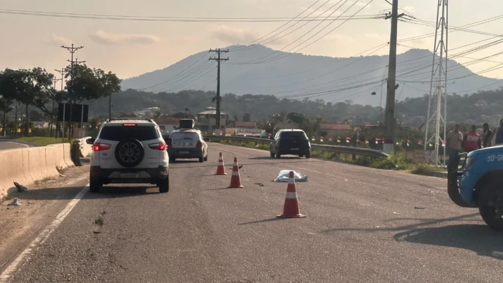 Mulher morre atropelada na RJ-106 em Maricá