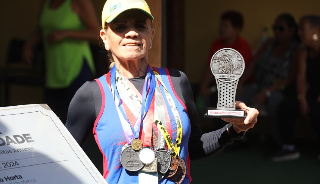 Aos 77 anos, aluna da Casa do Idoso de Maricá conquista medalhas e troféus em corridas Aos 77 anos, aluna da Casa do Idoso de Maricá conquista medalhas e troféus em corridas