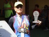 Aos 77 anos, aluna da Casa do Idoso de Maricá conquista medalhas e troféus em corridas