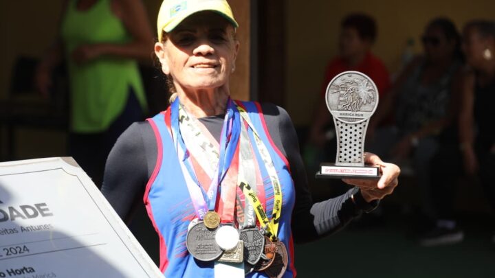 Aos 77 anos, aluna da Casa do Idoso de Maricá conquista medalhas e troféus em corridas