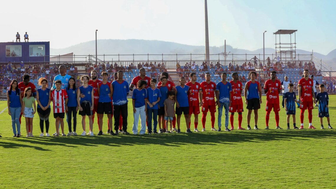 Alunos de escola municipal de Maricá vivem emoção ao entrar no gramado do Estádio Municipal João Saldanha Alunos de escola municipal de Maricá vivem emoção ao entrar no gramado do Estádio Municipal João Saldanha