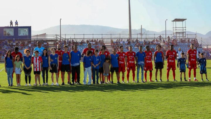 Alunos de escola municipal de Maricá vivem emoção ao entrar no gramado do Estádio Municipal João Saldanha