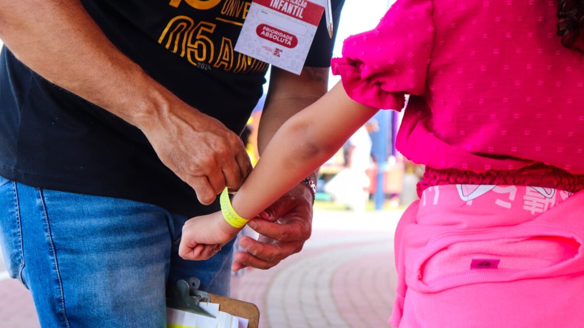 Prefeitura de Maricá distribui mais de 38 mil pulseiras de identificação para crianças durante a FLIM 2025