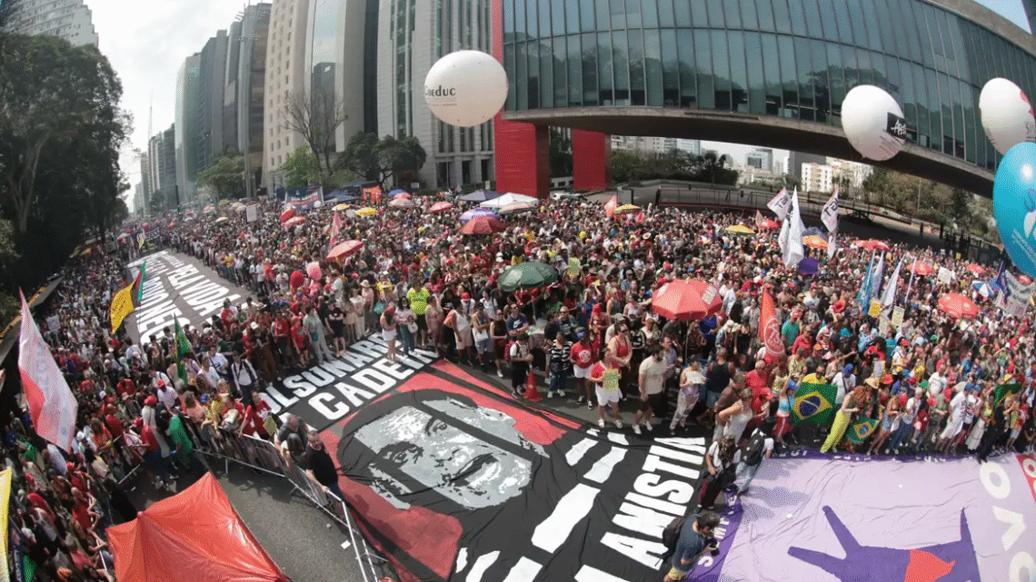 Multidões ocupam capitais contra anistia e PEC da Blindagem Multidões ocupam capitais contra anistia e PEC da Blindagem