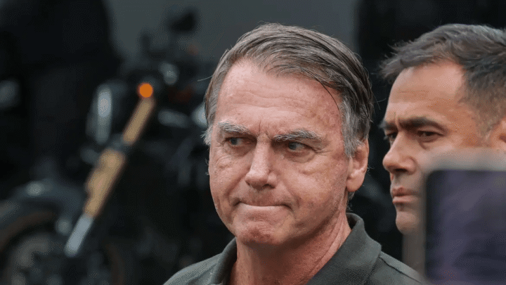 Bolsonaro é preso pela Polícia Federal em Brasília