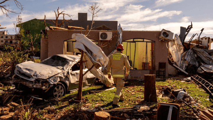 Cidade devastada por tornado tem 2 mil sem luz; 32 seguem internados