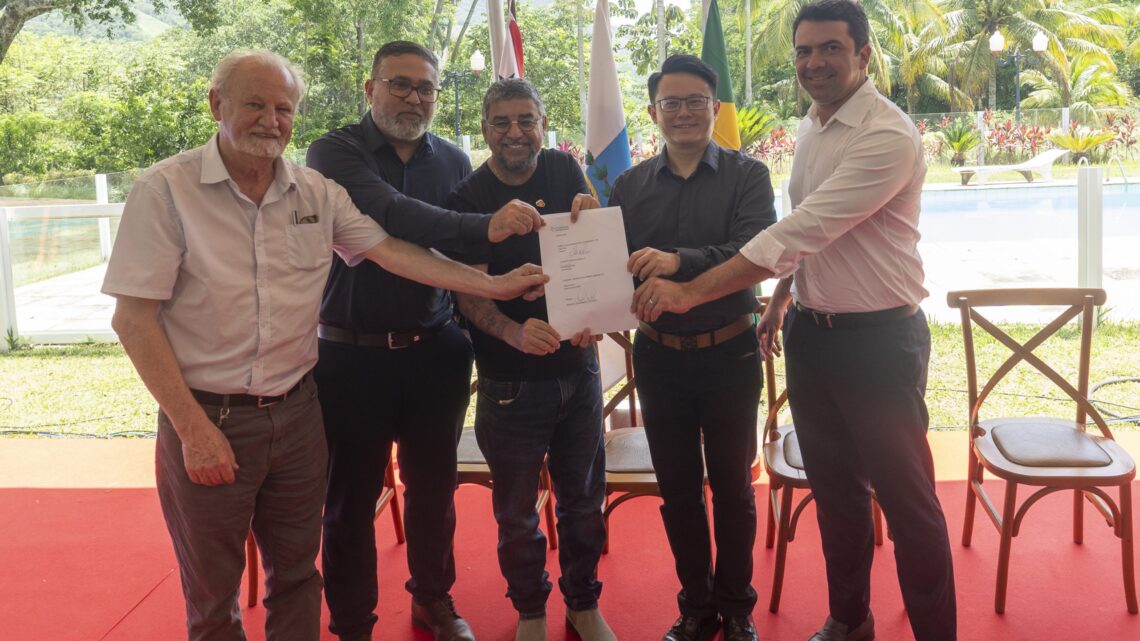 Prefeitura de Maricá assina acordo para instalação de fábrica de tratores com investimento de R$ 200 milhões