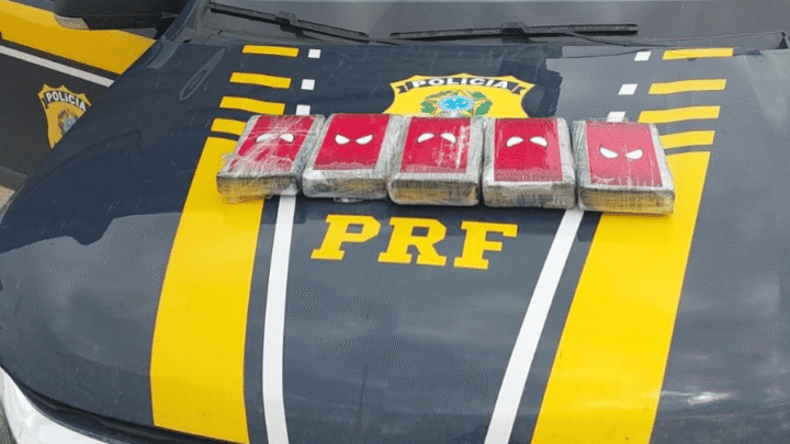 PRF apreende mais de 5 kg de cocaína após fuga de motorista na BR-356, em Itaperuna