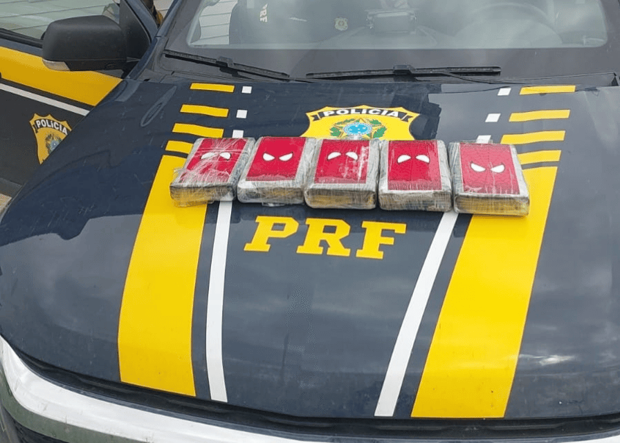 PRF apreende mais de 5 kg de cocaína após fuga de motorista na BR-356, em Itaperuna