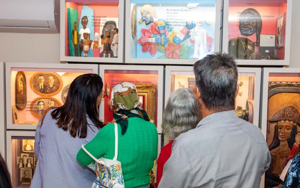 Prefeitura de Maricá promove visita de idosos à Casa Darcy Ribeiro Prefeitura de Maricá promove visita de idosos à Casa Darcy Ribeiro