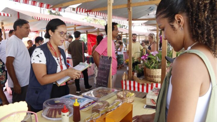 Prefeitura de Maricá promove capacitação em manipulação de alimentos para profissionais de quiosques, bares e restaurantes