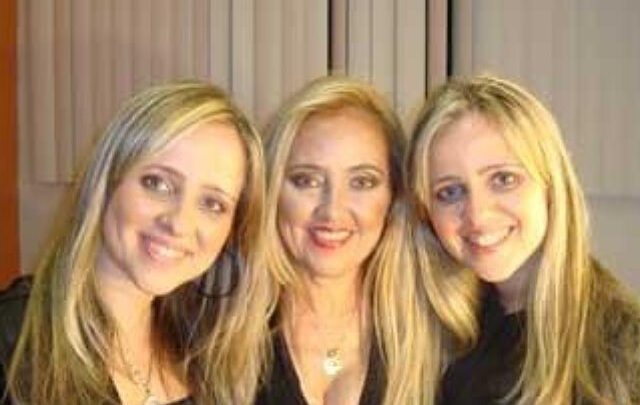 Cantora ADRIANA volta aos palcos ao lado das filhas gêmeas TUANNY e NATANNY em 2 apresentações no Centro e na Tijuca