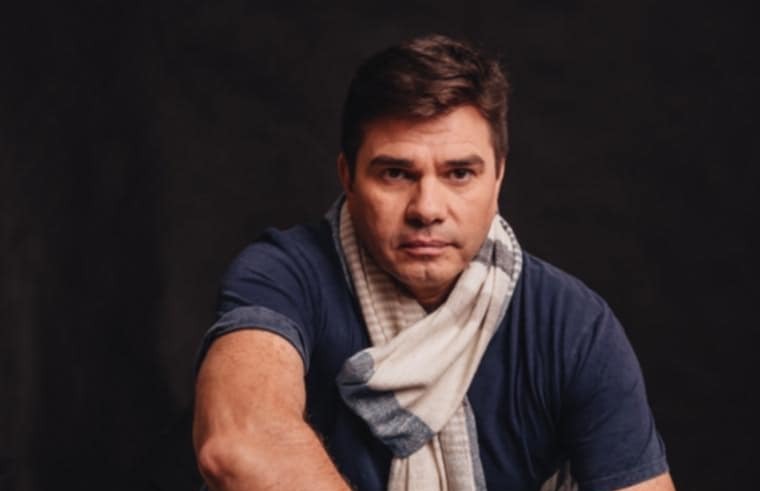 Alexandre Canhoni cede entrevista para a jornalista Livia Rosa Santana