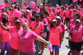 Outubro Rosa: Caminhada da Terceira Idade reúne centenas de pessoas em Maricá