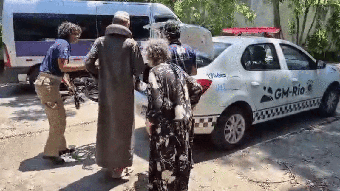 Guardas municipais acolhem avó e neto russos no Aeroporto Internacional do Galeão