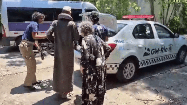 Guardas municipais acolhem avó e neto russos no Aeroporto Internacional do Galeão