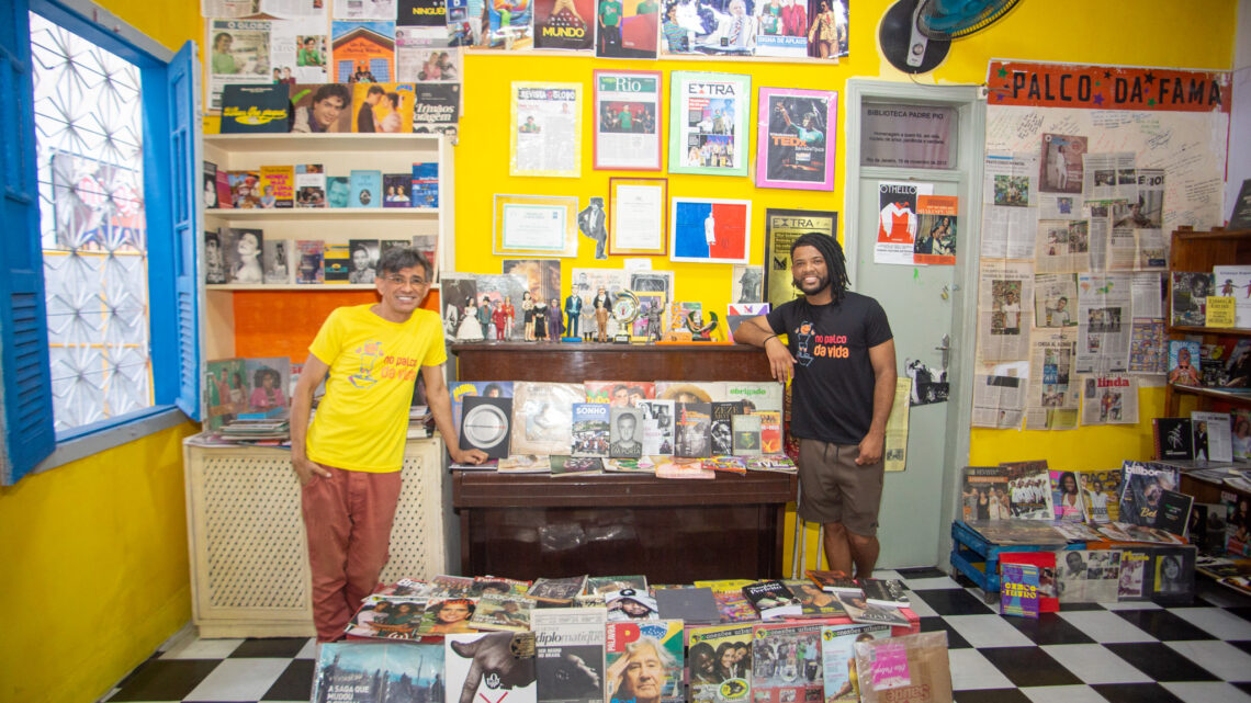 René Silva fala de sua trajetória aos alunos do projeto No Palco da Vida