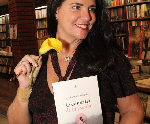 Joana Teixeira é homenageada com o Troféu Aloysio Maria Teixeira na área da Literatura pela Revista Mais Influente