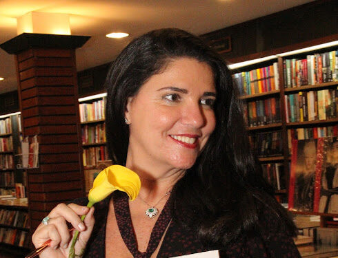 Joana Teixeira é homenageada com o Troféu Aloysio Maria Teixeira na área da Literatura pela Revista Mais Influente