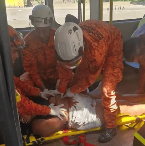 Passageira é morta a facadas durante assalto em ônibus do BRT no Rio
