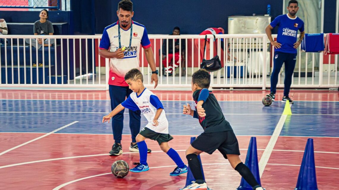 Prefeitura de Maricá oferece aulas de futsal para crianças com foco na saúde, disciplina e socialização