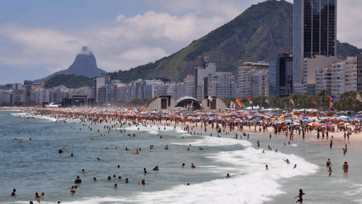 Ultraleve cai no mar de Copacabana, no Rio de Janeiro
