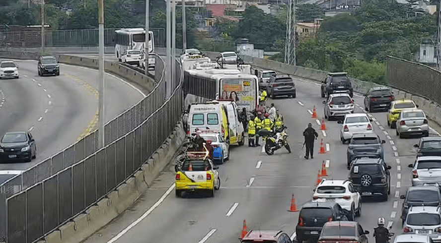 Homem morre em acidente entre moto, ônibus e carro na Linha Amarela