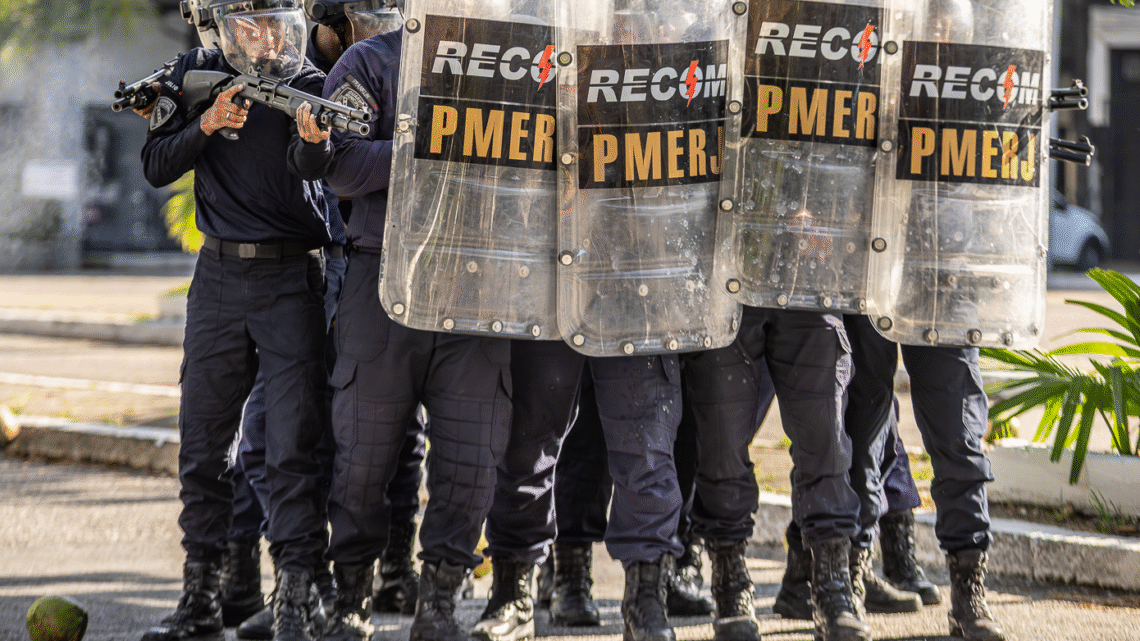 Guardas municipais de Maricá são treinados por policiais do Batalhão de Choque da Polícia Militar