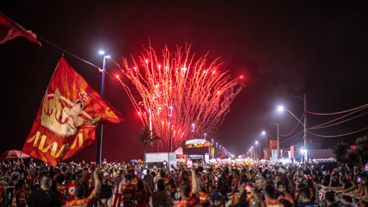 Orla de Itaipuaçu fica lotada para celebrar desfile da campeã União de Maricá