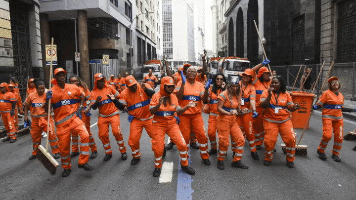 Após desfiles da série Ouro, Comlurb recolhe mais de 67 toneladas de lixo na Sapucaí