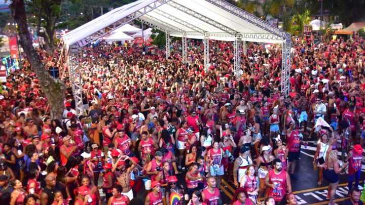 Carnaval Maricá 2026: Bloco dos Trabalhadores leva multidão à Praça Tiradentes, em Araçatiba