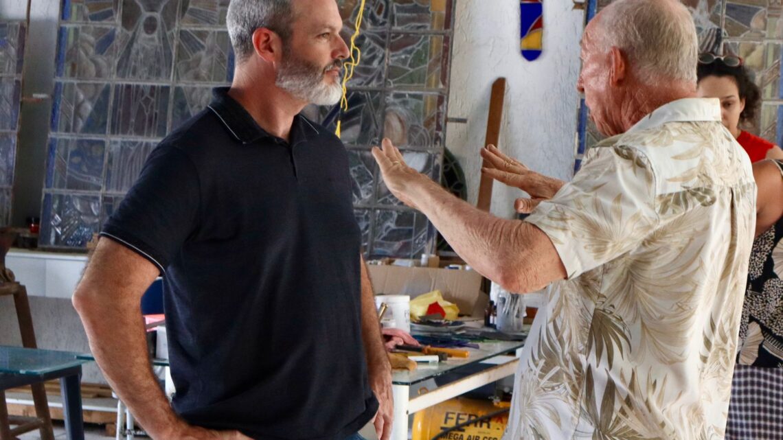 Maricá oferece oficina de escultura em madeira com o artista Carlos Calsavara