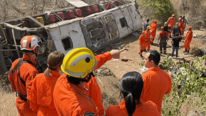 Capotamento de ônibus que levava romeiros deixa 15 mortos em Alagoas