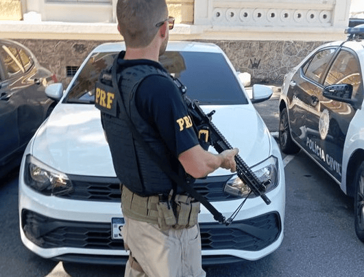 Carro roubado é recuperado em fiscalização na Ponte Rio-Niterói