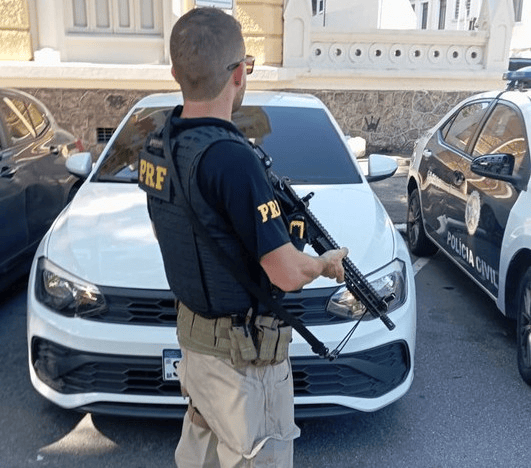 Carro roubado é recuperado em fiscalização na Ponte Rio-Niterói